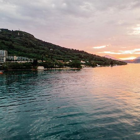 Kairaba Mythos Palace - Adults Only Kouspades Luaran gambar Sunset over the Gulf of Corfu